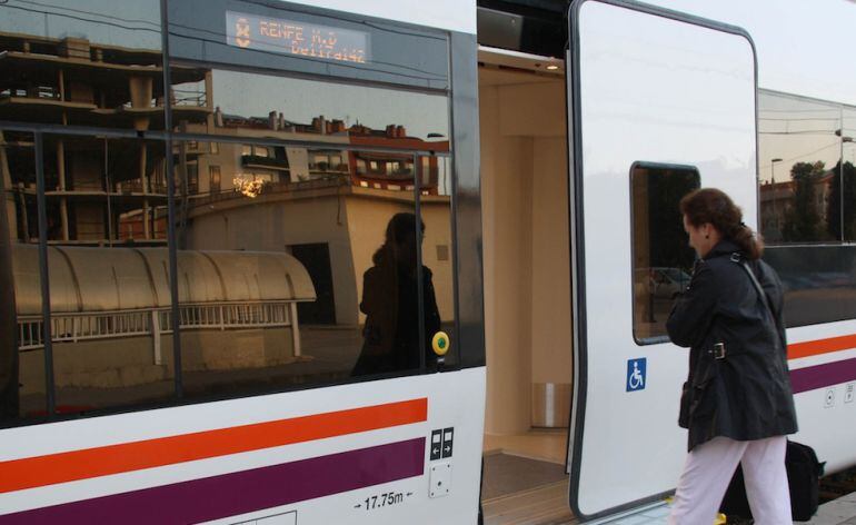 Una usuària a punt de pujar a l'AVE.