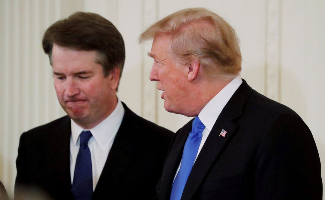 Donald Trump conversa con Brett Kavanaugh.