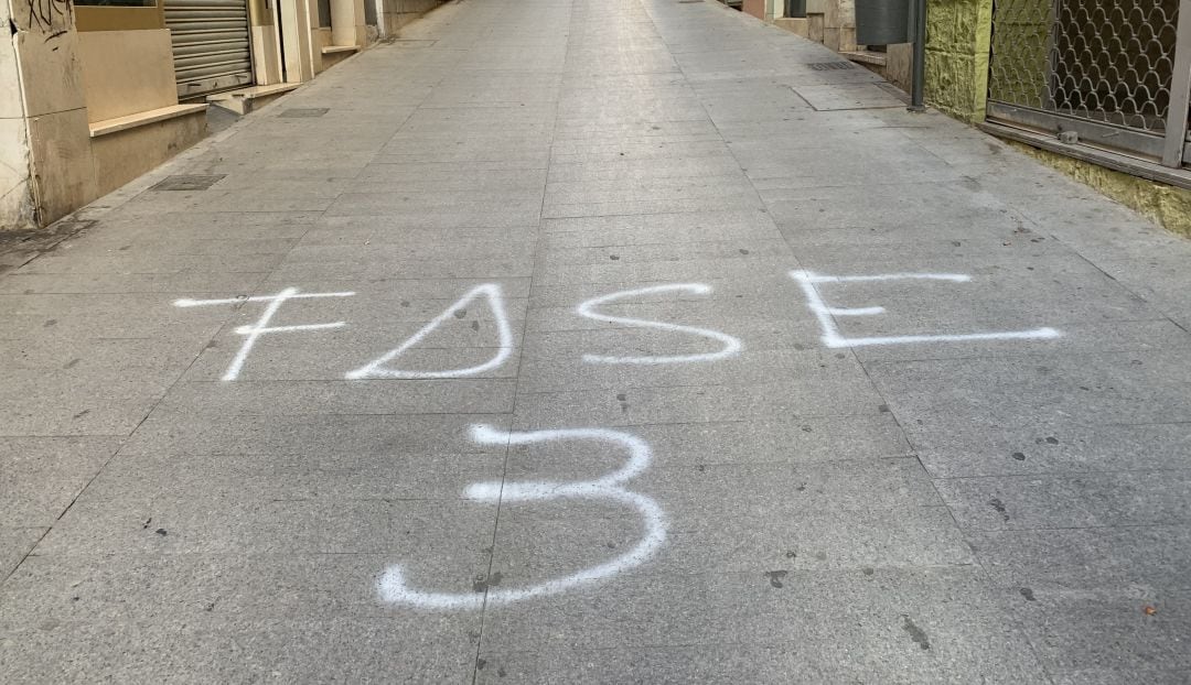 Grafiti sobre la Fase 3 pintado en la calle Doctor Civera de la capital.