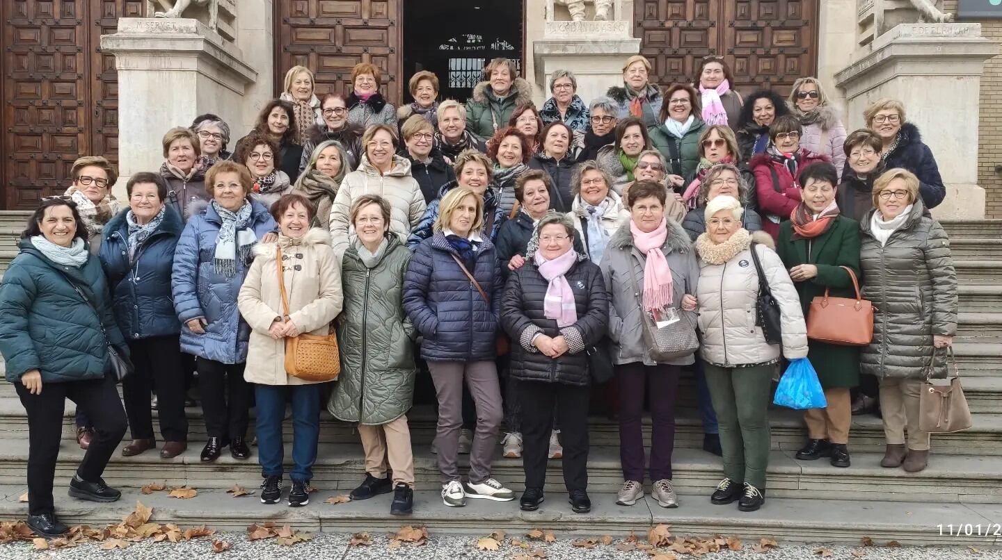 La Asociación de Amas de Casa “La Sultana del Cinca” en una de sus excursiones a Zaragoza