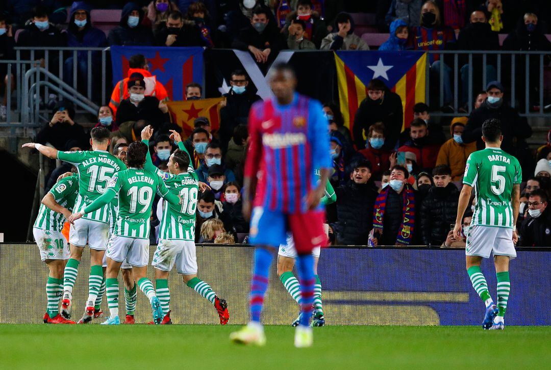 Los jugadores del Betis celebrando el tanto de la victoria