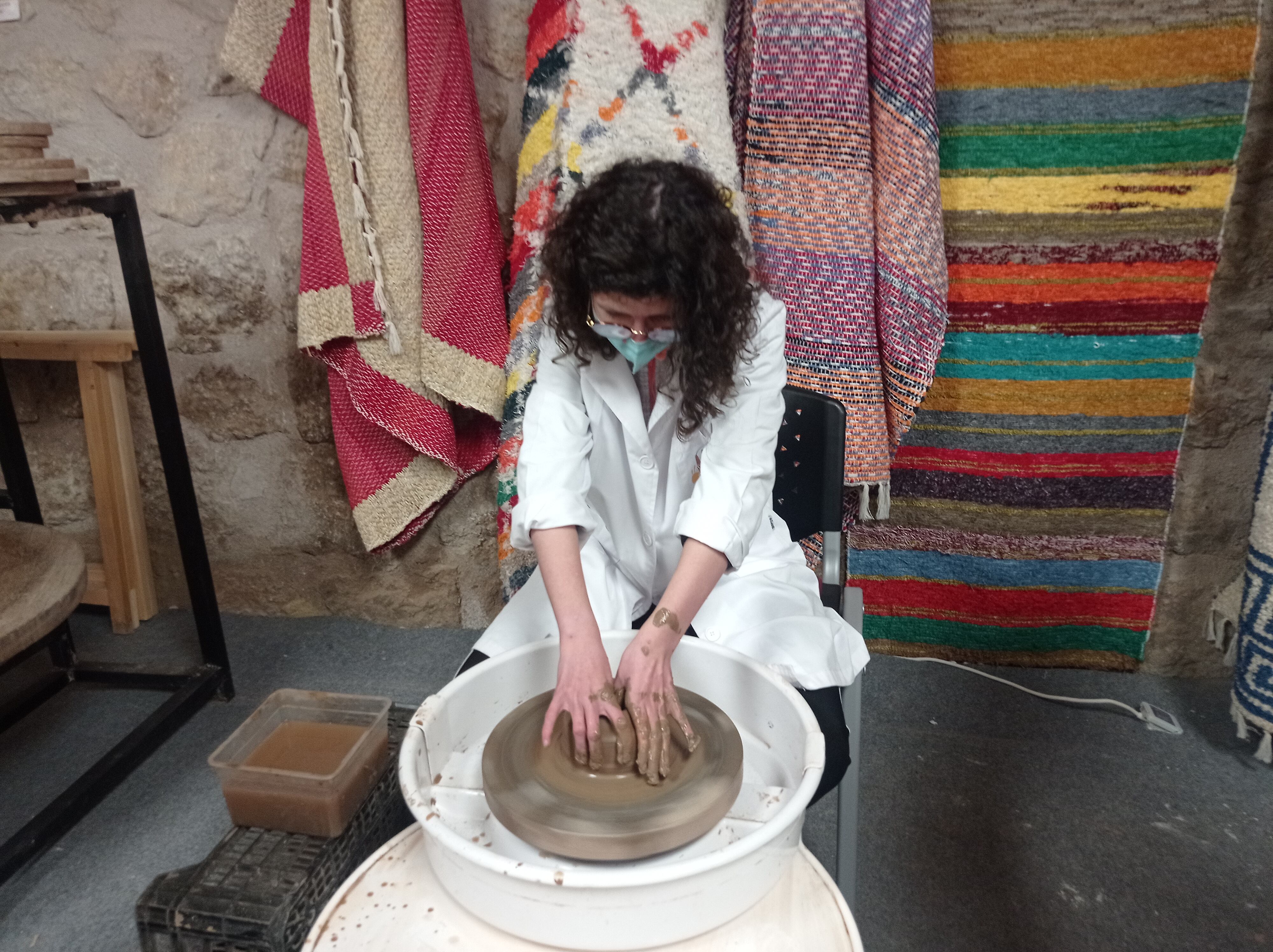 Mari Huertas, usuaria de Down Arte realizando su primera obra de arcilla en la Casa del Artesano
