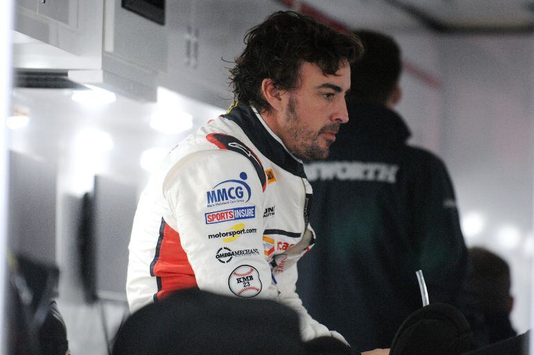 Fernando Alonso se reúne con su equipo después de la sesión de clasificaciones para la competencia Rolex 24 Horas