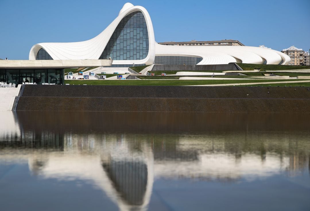 Vista del Centro Heydar Aliyev en Azerbaiyán. 