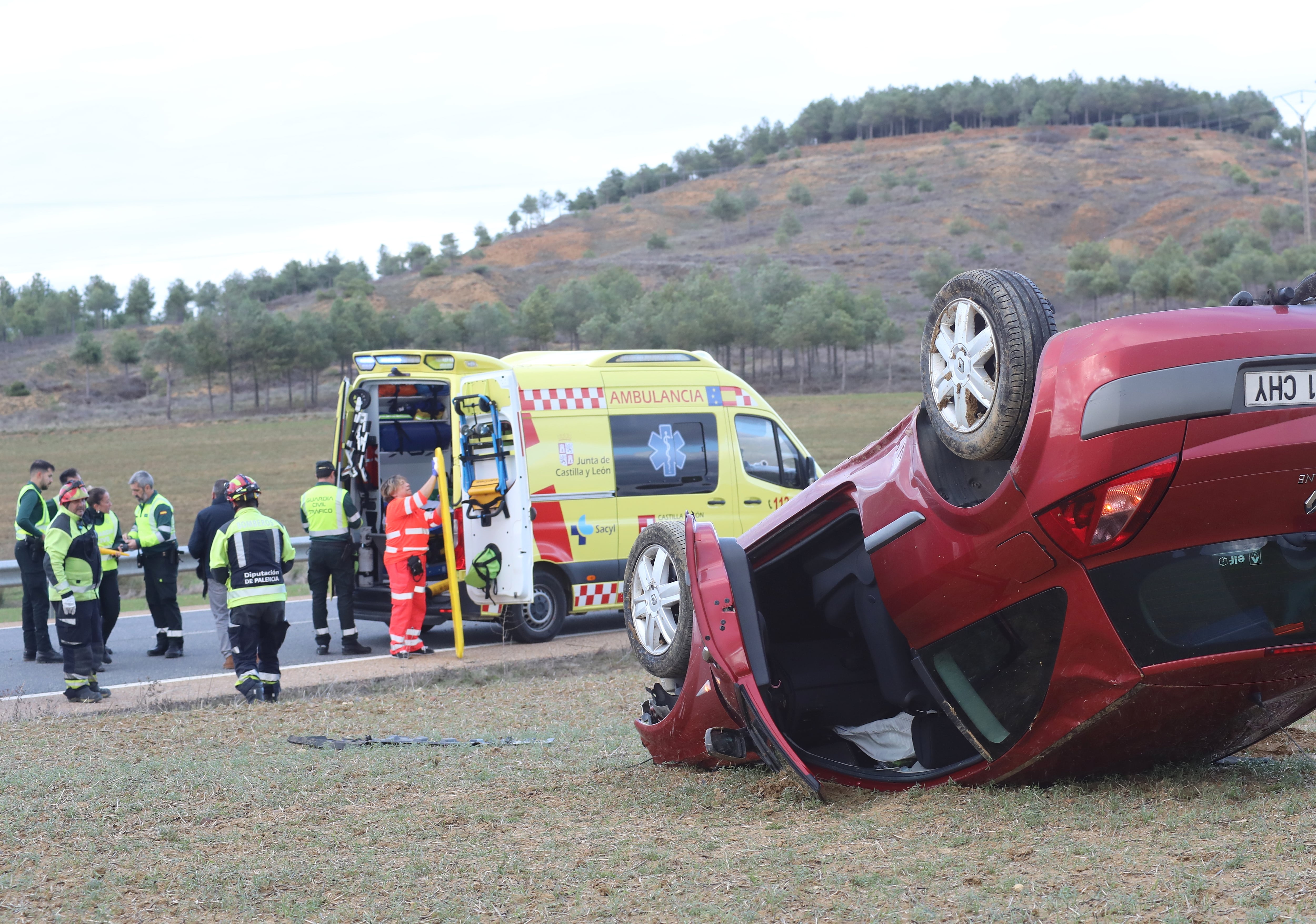 Herida una mujer al salirse de la vía y volcar en la N-120 en Villaherreros, Palencia