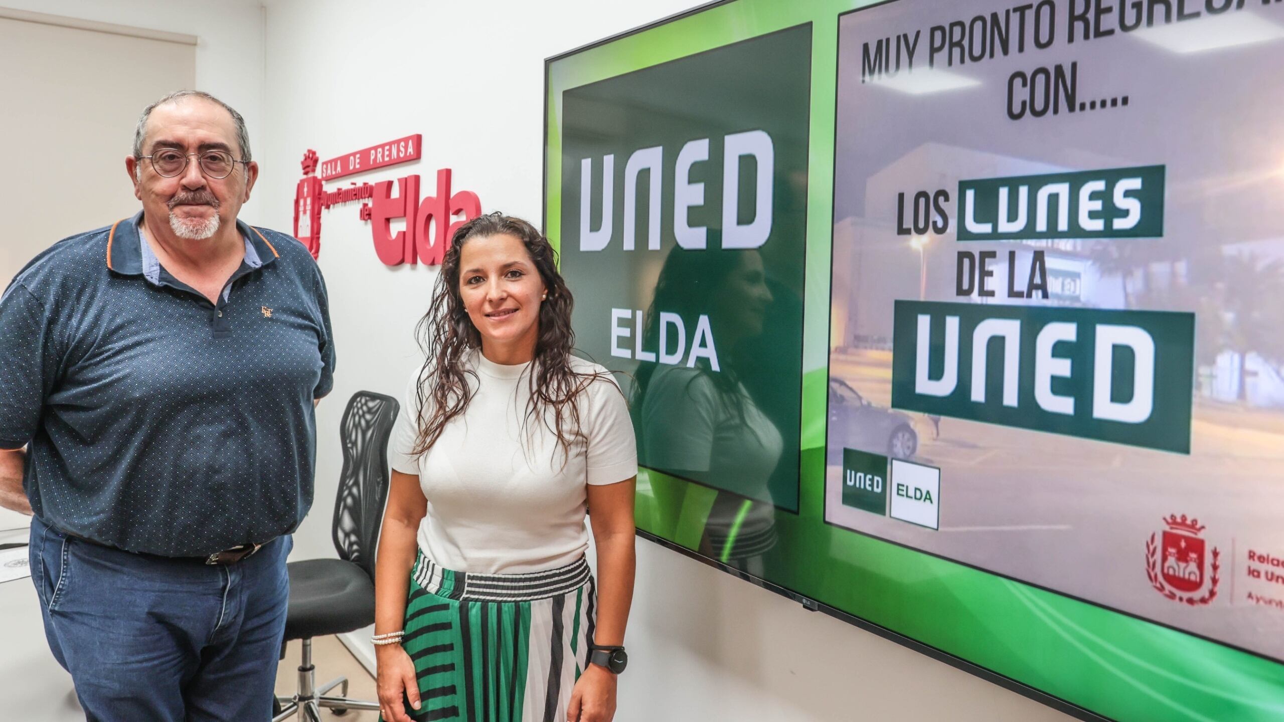 José Manuel Guardia, coordinador de la UNED en Elda, y Elizabeth Belda, concejala de Relaciones con la Universidad, en el anuncio de la programación de &#039;Los Lunes de la UNED&#039;.