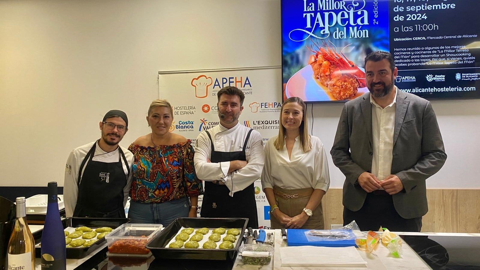 Los Chef del Restaurante Sant Francesc 52 d&#039;Alcoi junto a representantes institucionales alicantinos en la presentación de la segunda edición de la campaña &quot;La Millor Tapeta del Món&quot;