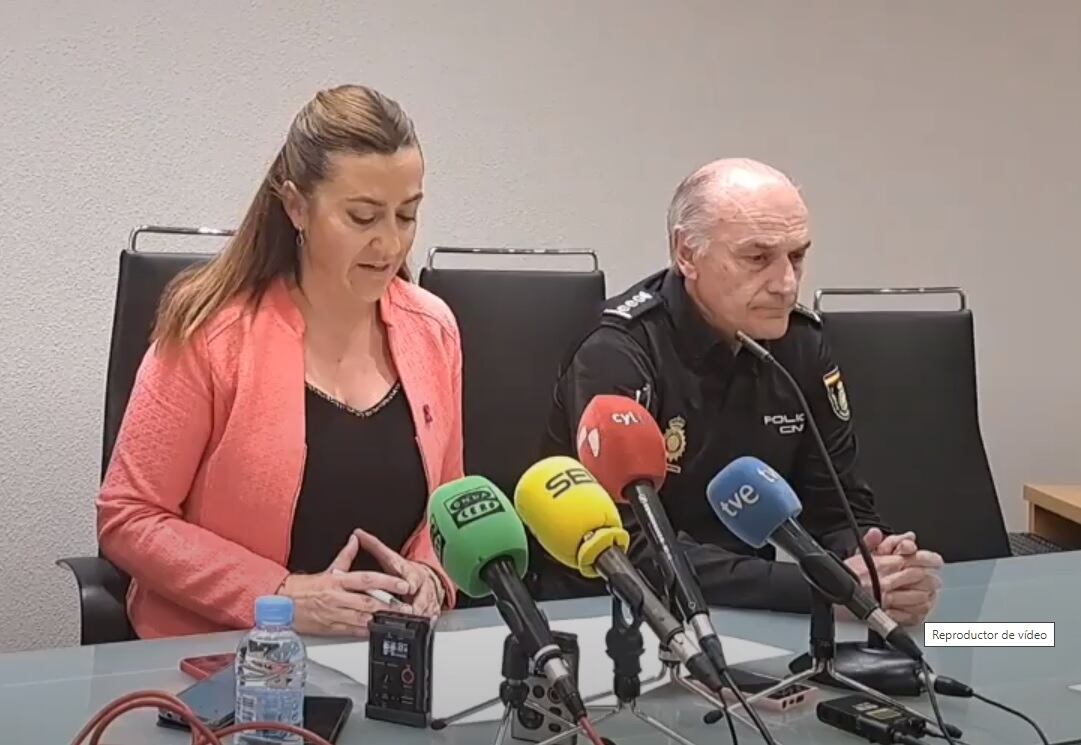 Virginia Barcones, delegada del Gobierno en Castilla y León y Emilio Pérez, comisario de Ávila, durante la rueda de prensa en la que se ha informado del caso