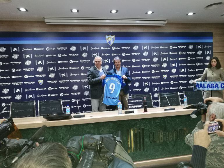 José González, junto a Husillos, en su presentación como nuevo entrenador del Málaga