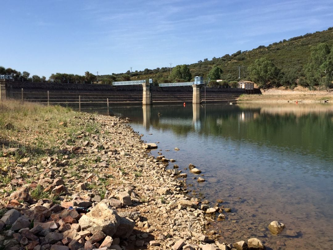 Imagen de archivo del pantano del Gasset en 2017 cuando fue necesario trasvasar agua desde el Torre de Abraham 