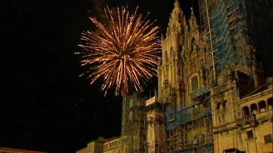 Este año la proyección fue también sobre Raxoi al estar la catedral llena de andamios por las obras de restauración