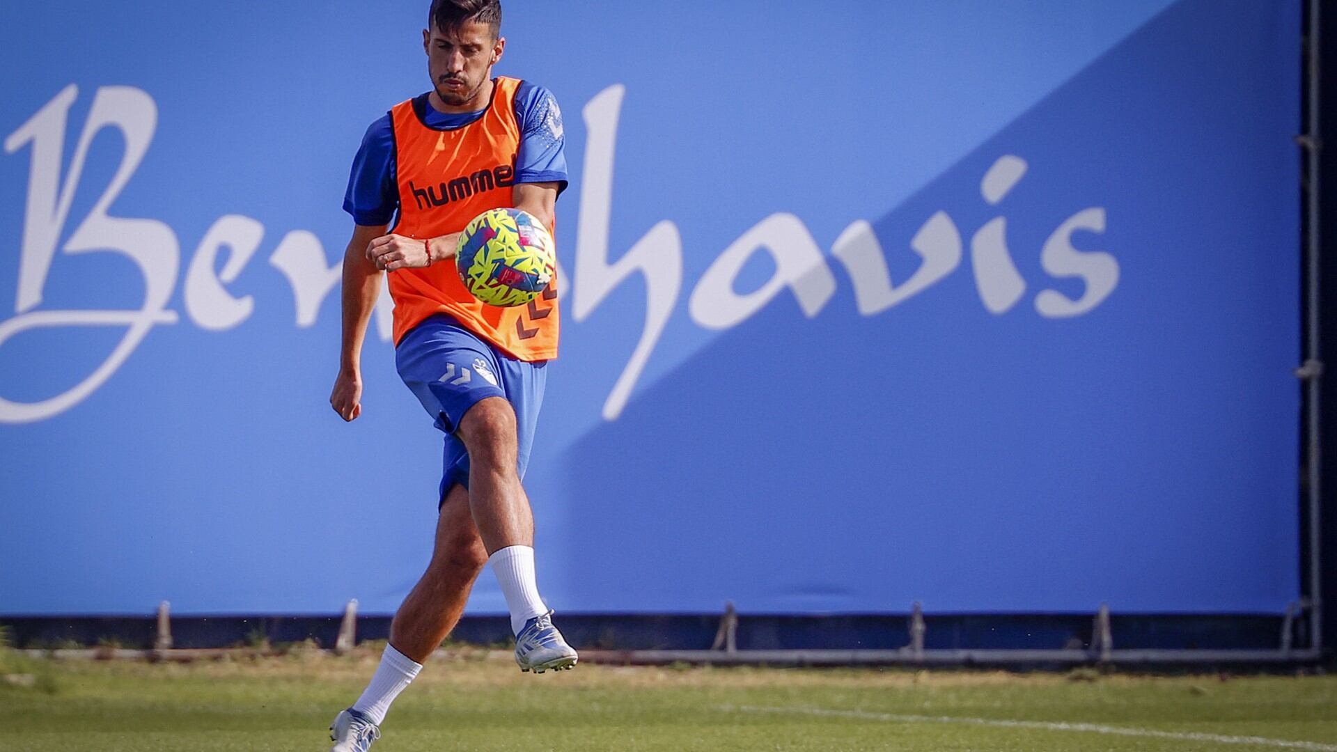 Pablo Chavarría golpea el balón en el entrenamiento del viernes