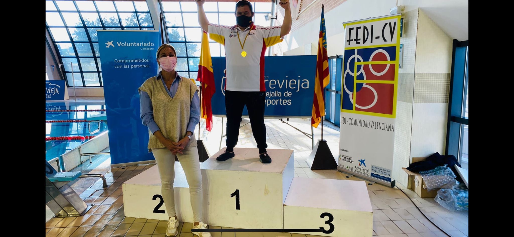 Nacho Gil recibió una de sus medallas de manos de la edil de Deportes de Torrevieja, Diana Box