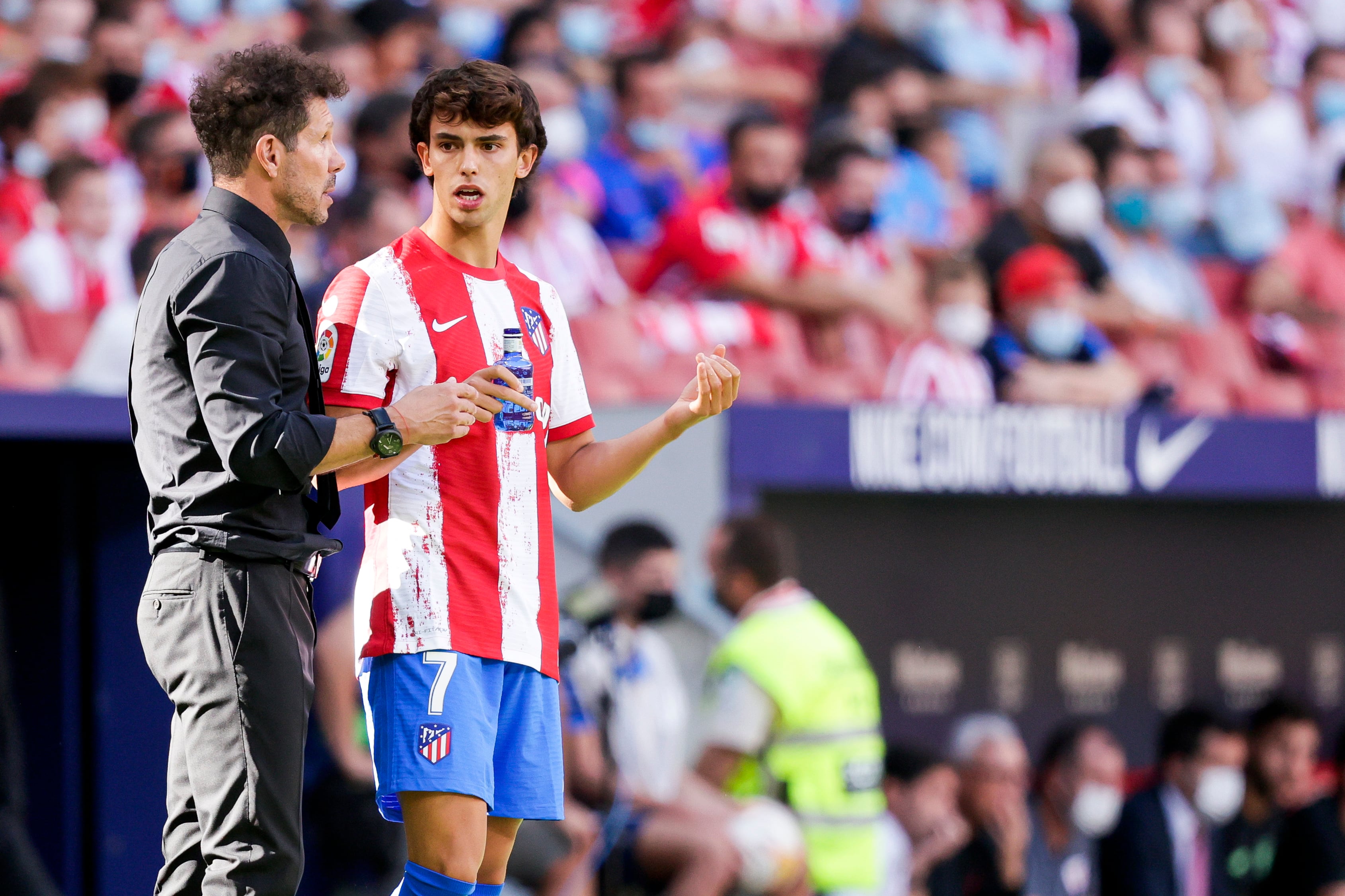 Simeone habla con Joao Félix, durante el Atleti - Athletic de liga de esta temporada