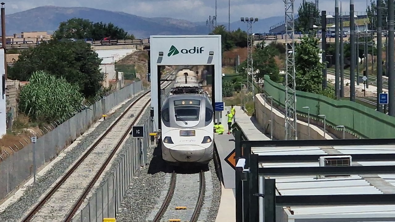 Tren Alvia probando el cambiador de ejes de la línea de Moreda a la entrada a la ciudad de GRanada