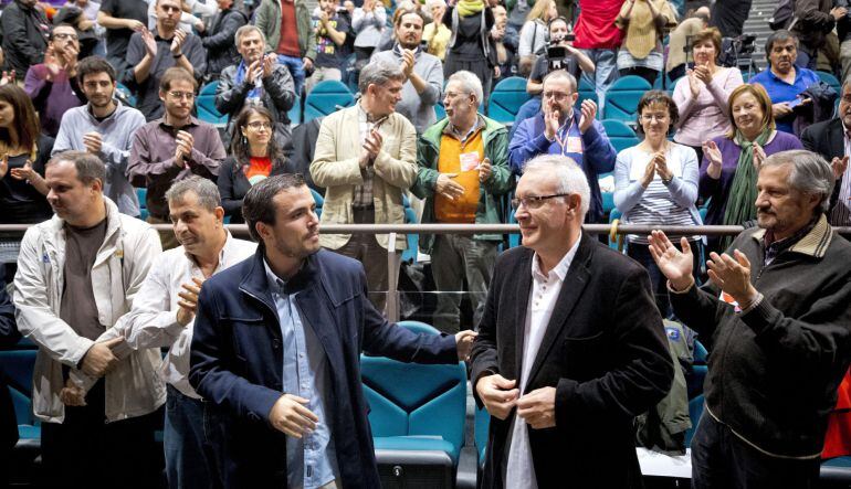 El coordinador general de Izquierda Unida, Cayo Lara, y Alberto Garzón, diputado malagueño que se presenta a las primarias de IU para la presidencia del Gobierno