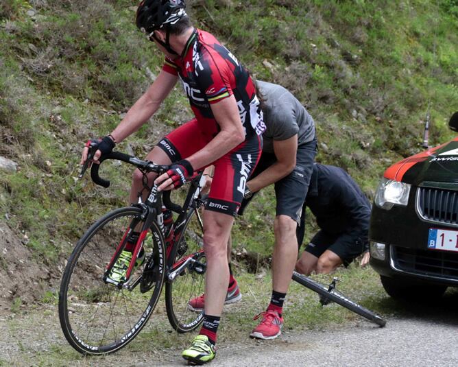 El australiano ha sido uno de los 30 ciclistas que han pinchado en esta ascensión de la decimocuarta etapa del Tour 2012