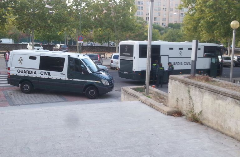 Furgones de la Guardia Civil en la Audiencia Provincial de Madrid