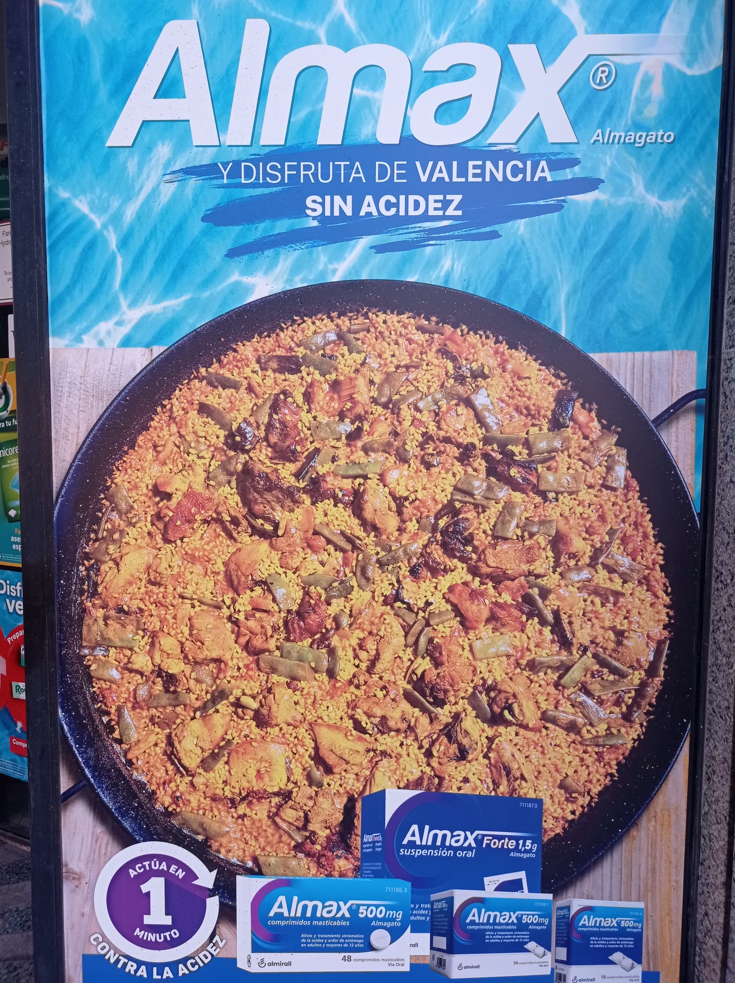 Anuncio de Almax en las farmacias de València.