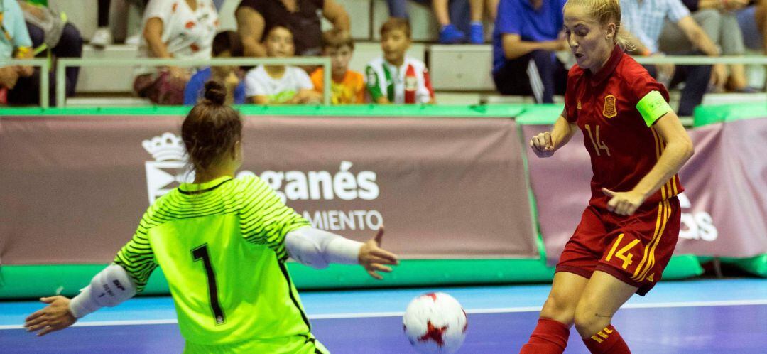 La jugadora de la selección española de fútbol sala, Anita (d), golpea el balón ante la guardameta de Polonia, Dewicka, durante el partido del Preeuropeo de Fútbol Sala Femenino disputado en el Pabellón Europa de Leganés.