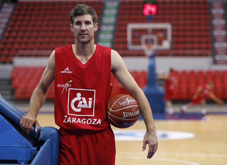 Drake Diener posa con la indumentaria del club, en su primer entrenamiento como jugador del CAI en el Príncipe Felipe