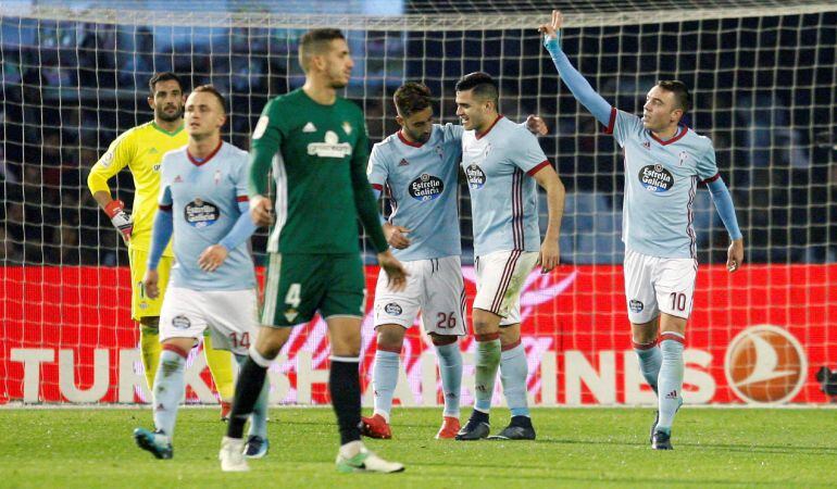 GRAF141. Vigo (Pontevedra).- El delantero del Celta, Iago Aspas (d), celebra el tercer gol del equipo gallego durante el encuentro correspondiente a la jornada 21 de primera división que han disputado esta noche frente al Betis en el estadio de Balaidos,