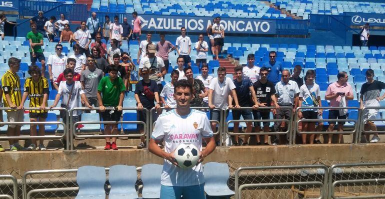 Álex Muñoz ha sido recibido por algunos aficionados del Real Zaragoza