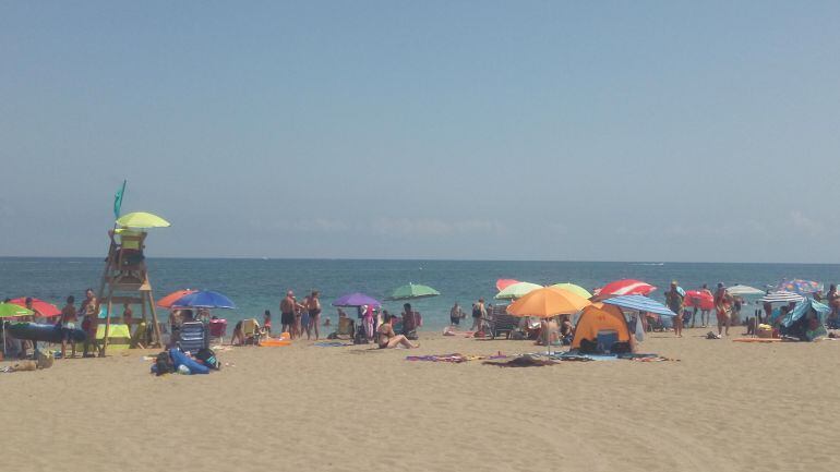 Imagen de una playa de Dénia, en verano.