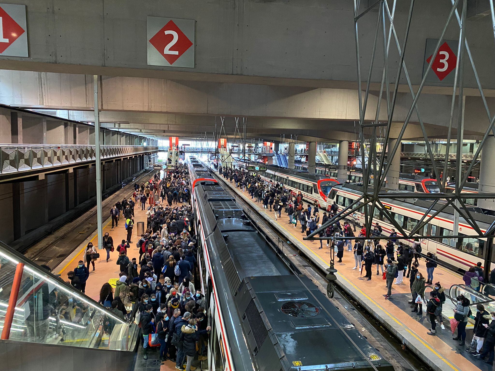 Decenas de viajeros se agolpan en los andenes de Cercanías de la estación de Atocha para acceder a los trenes durante la avería en el sistema