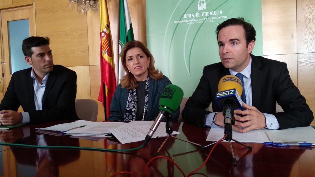 La delegada de Salud y Familias, María Jesús Botella con José Antonio Molero y Eutimio Tercero de la Inspección Provincial de Salud