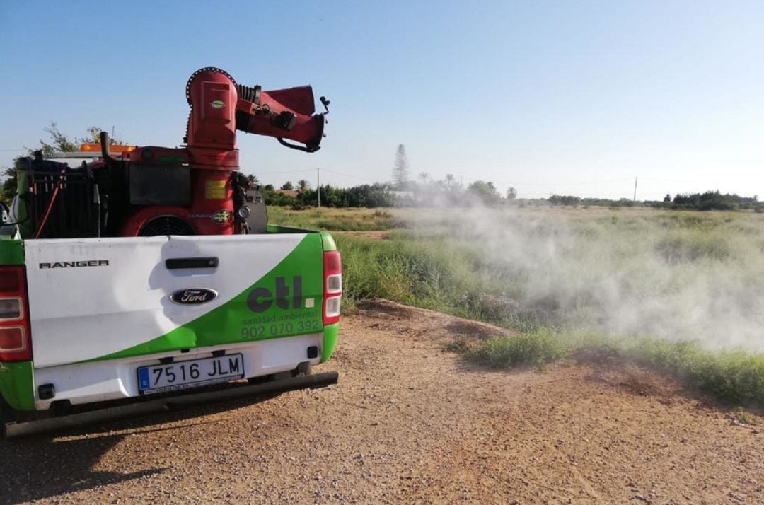 Fumigación contra la plaga de mosquito