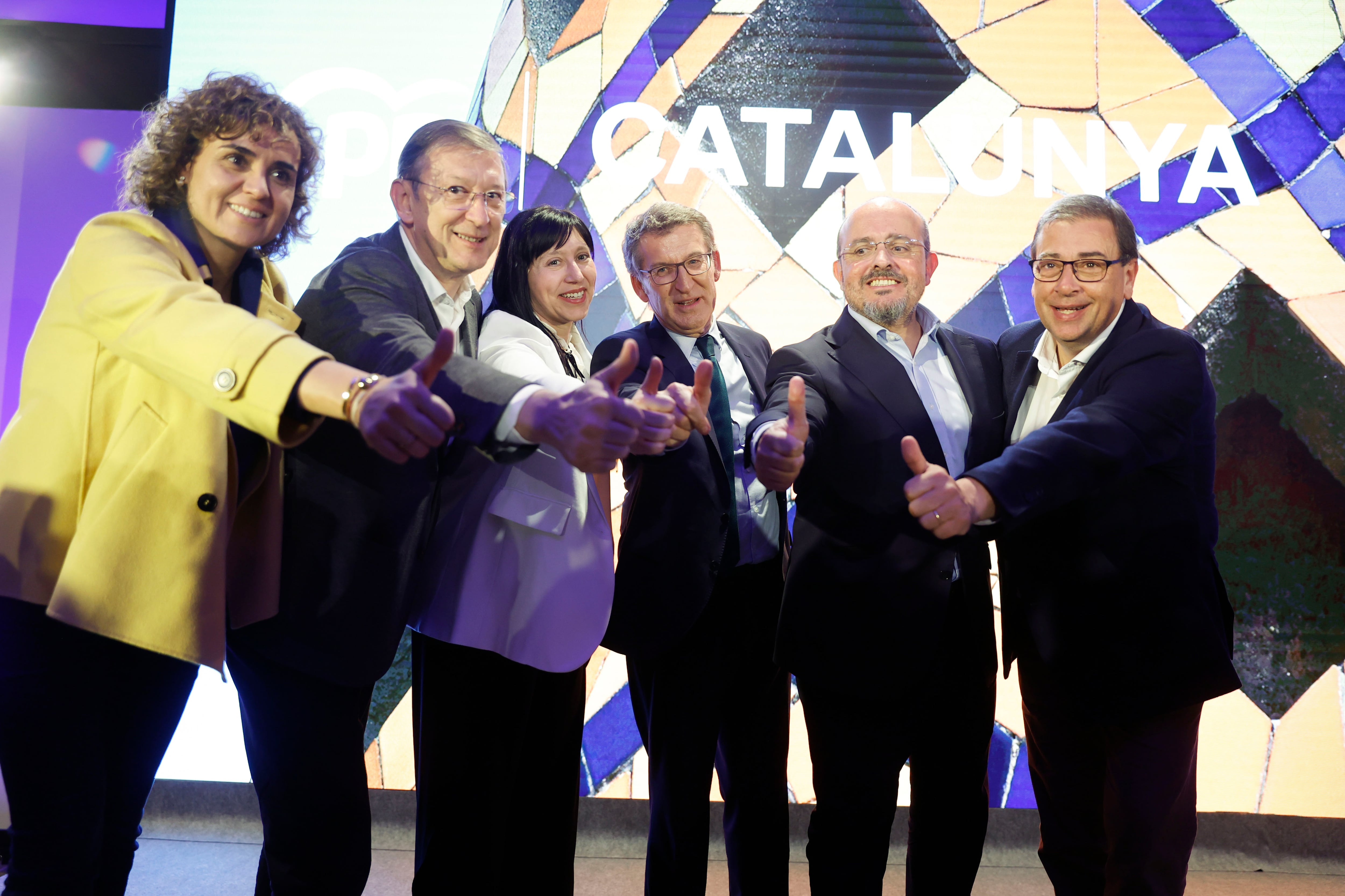 El presidente del PP, Alberto Núñez Feijóo (3-d), acompañado por la diputada popular Dolors Montserrat (i), el cabeza de lista del PPC, Alejandro Fernández (2-d), el candidato por Girona, Jaume Veray (d), el candidato del por Tarragona, Pere Lluís Huguet (2-i), y la candidata del PPC por Lleida, Montse Berenguer (3-i), en el acto de presentación de candidatos del PP en Cataluña