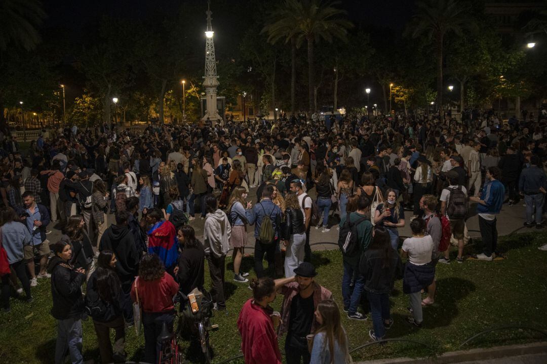 Jóvenes reunidos durante la primera noche sin estado de alarma