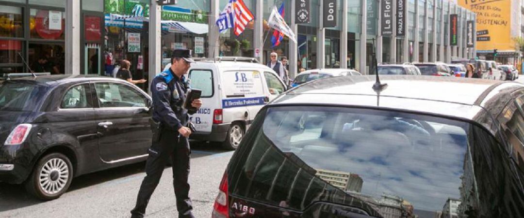 Un policía local supervisa el aparcamiento en la plaza de Lugo