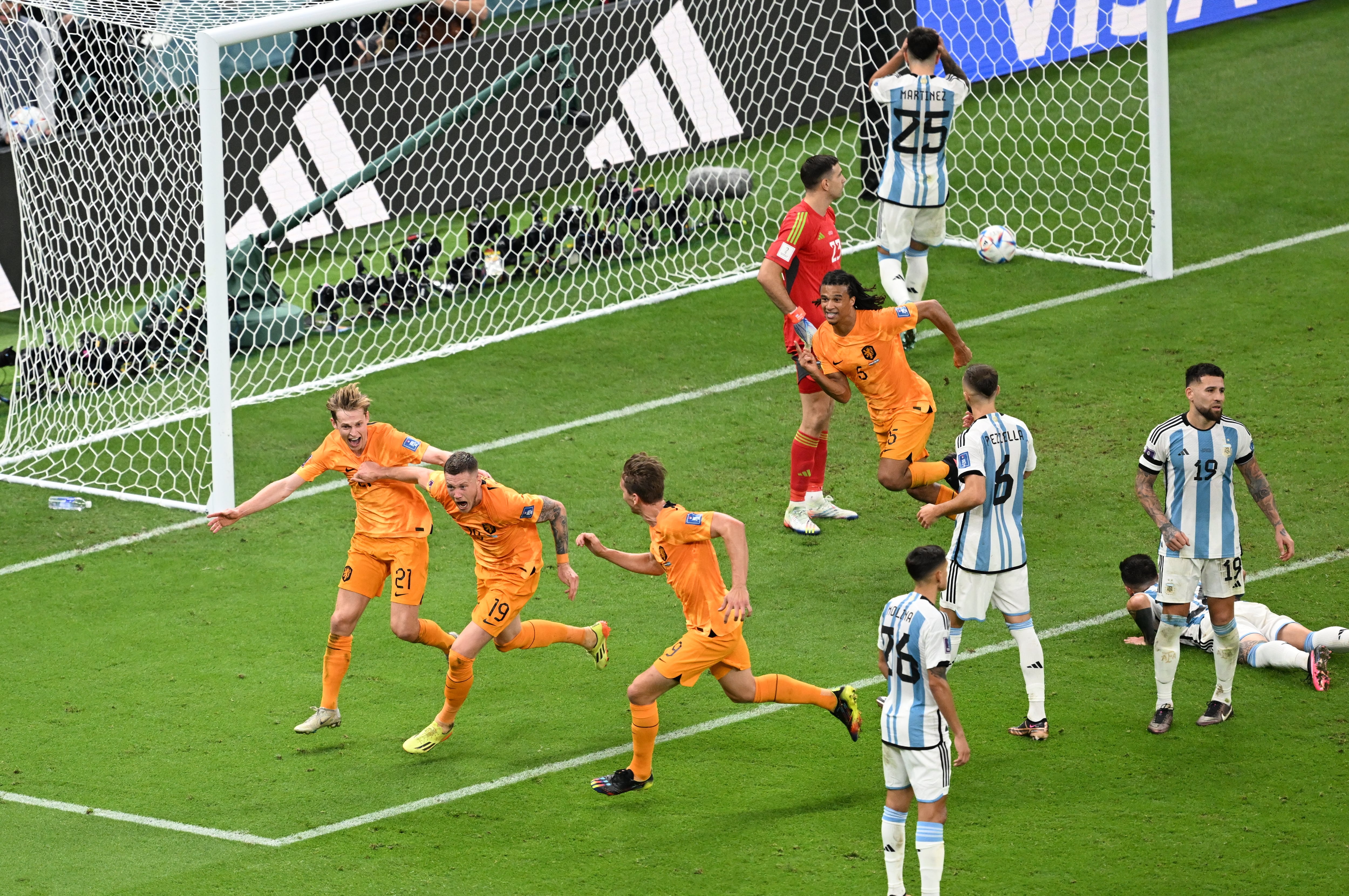 Jugadores neerlandeses celebran el gol de Weghorst.