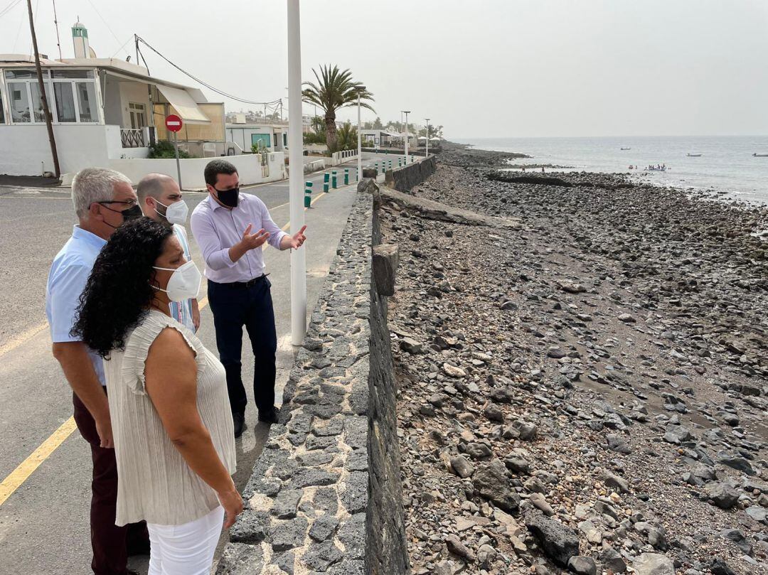 Visita a Playa Quemada del gobierno de Yaiza y el parlamentario de CC, Jesús Machín Tavío.