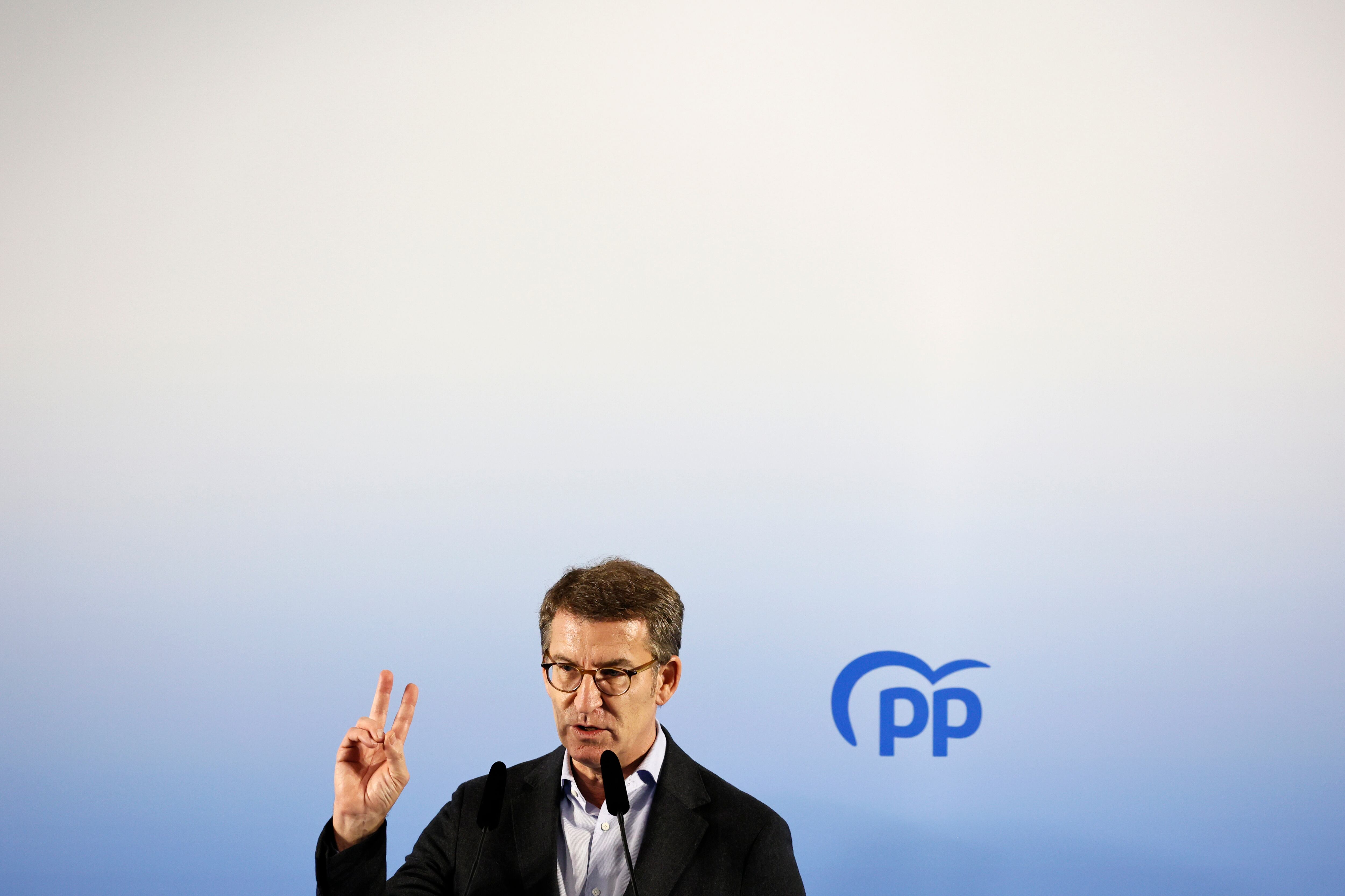 El presidente de la Xunta de Galicia y candidato único a la presidencia del PP, Alberto Núñez Feijóo, durante la reunión con militantes que mantiene este viernes en Valencia de cara al próximo congreso del partido.