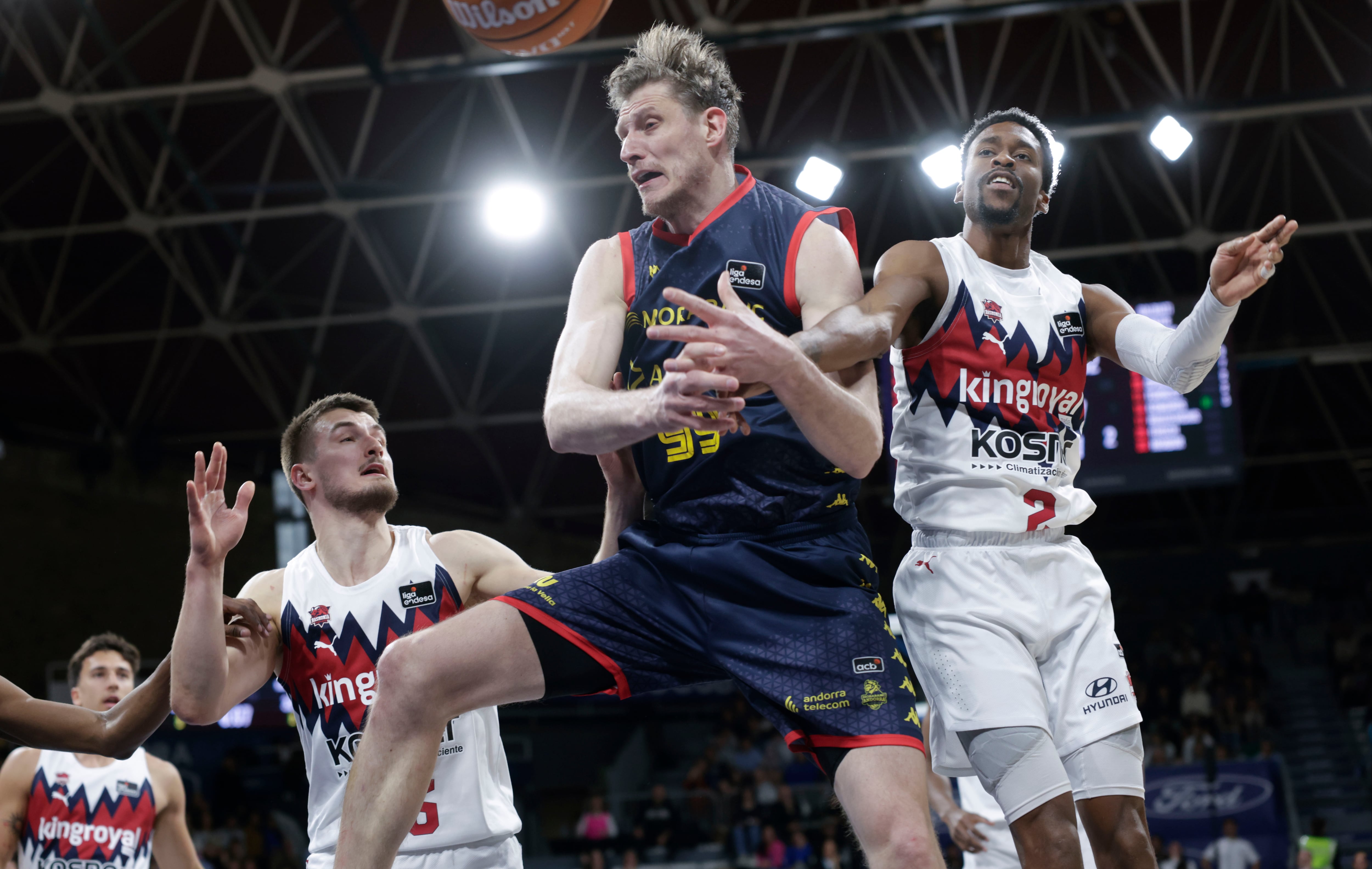 El pivot ucrainès del MoraBanc, Artem Pustovyi, lluita per un rebot amb el base nord-americà del Kosner  Baskonia, Kobi Simmons (d). 