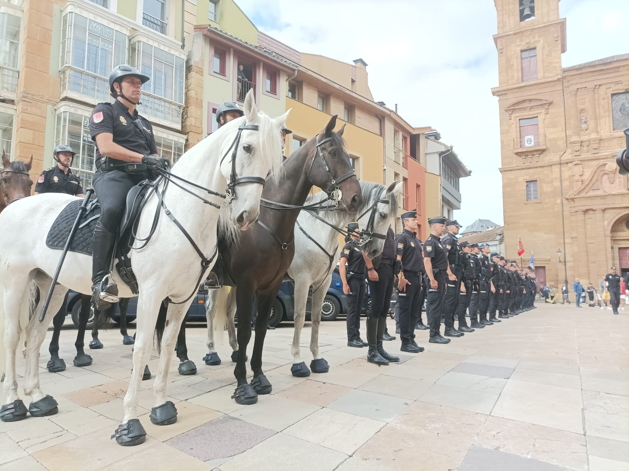 Formación de agentes antes del acto de reconocimiento de la Policía Nacional en Oviedo