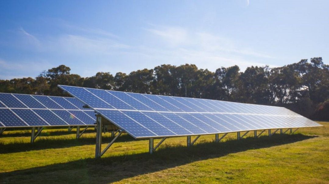 Placas solares en un parque de energía fotovoltaica