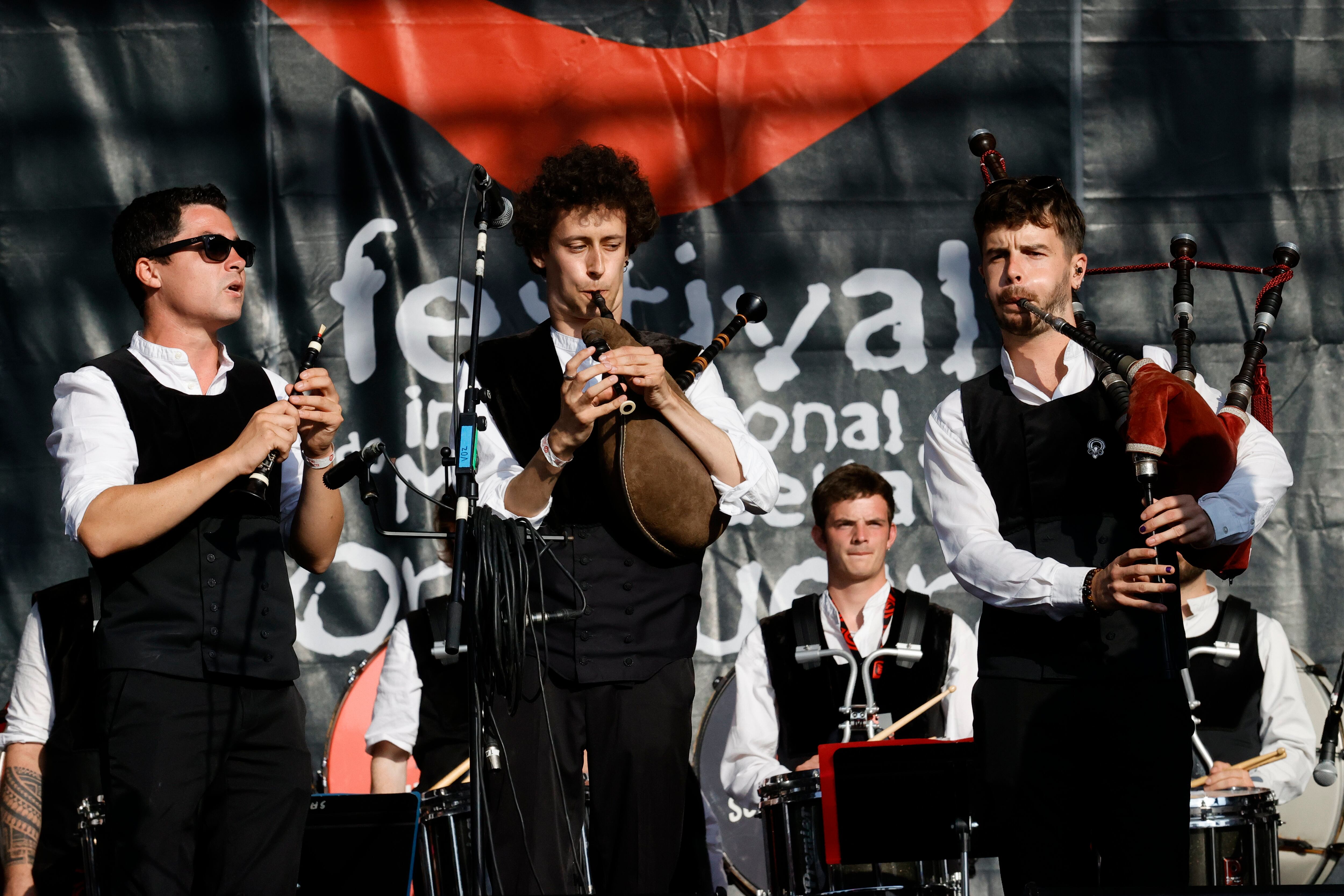 15.07.2023.- En el día grande del Festival de Ortigueira, las calles de la villa se llenan de actividades y se puede oír música folk por todos lados, principalmente en el escenario principal, donde toca la banda Bagad Sonerian An Oriant. EFE/ Kiko Delgado.