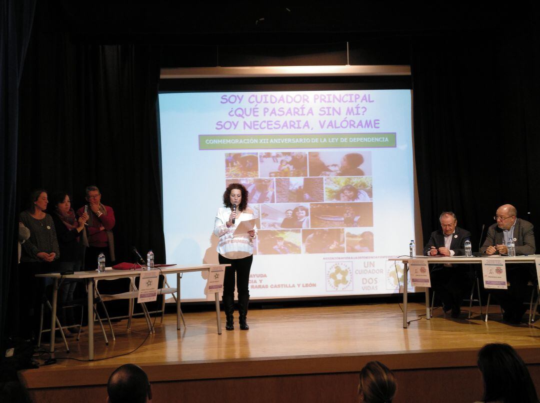 Marta del Valle interviene junto a Emilio Álvarez (PSOE) y Paco Igea (C´s), y representantes de la Asociación