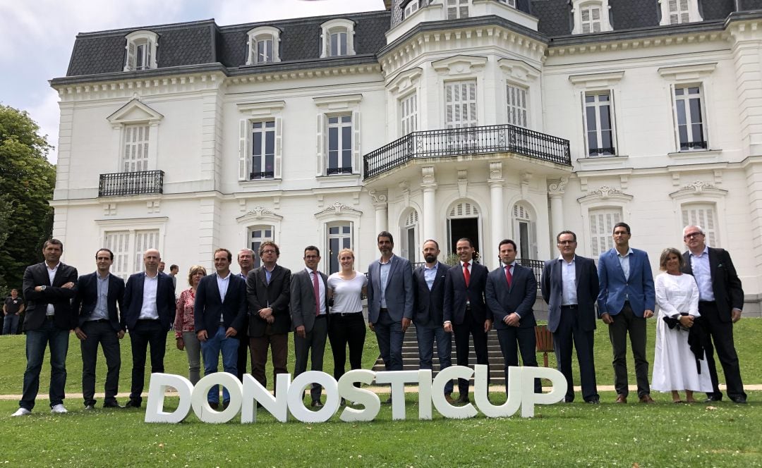 Organizadores y patrocinadores posan delante de la casa de la paz en el palacio de Aiete