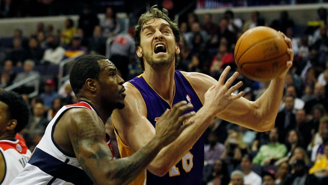 Pau Gasol, ante Trevor Booker