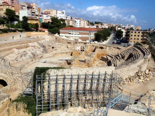 Pla general de l'amfiteatre romà de Tarragona, ja tancat al públic provisionalment, amb les bastides instal·lades fa un temps a la graderia remodelada, en primer terme. Imatge del 27 de setembre del 2019. (Horitzontal)