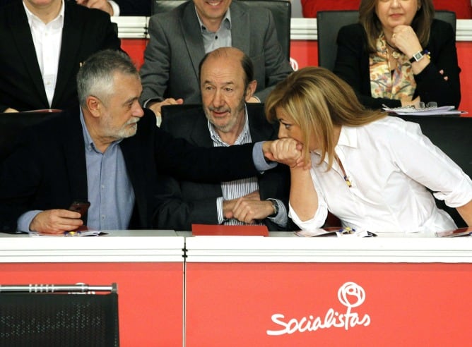 Elena Valenciano, coge la mano a José Antonio Griñán en presencia del secretario general del partido, Alfredo Pérez Rubalcaba, durante la reunión del Comité Federal de la formación