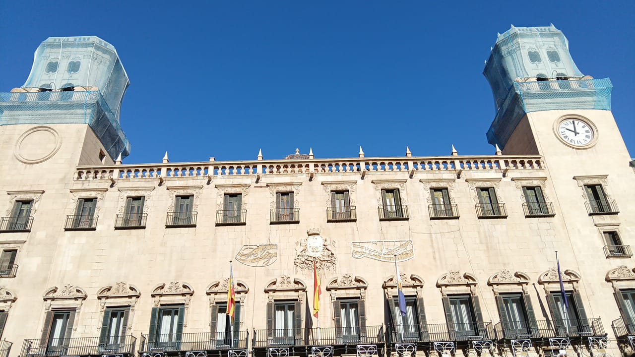 El Ayuntamiento de Alicante con mallas de protección en las torres tras el desprendimiento del 24 de octubre de 2024