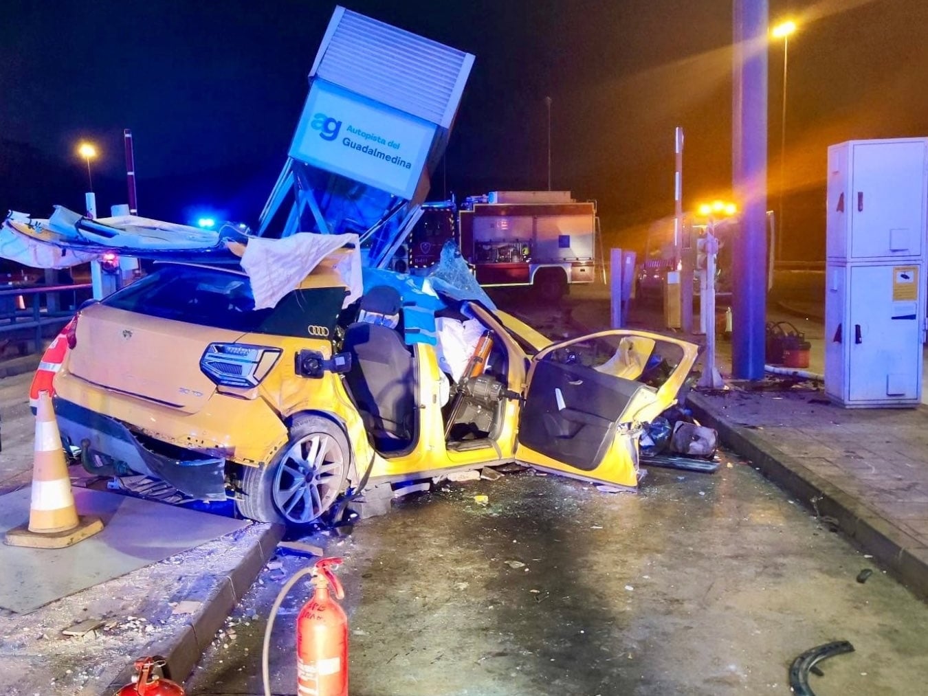 Así quedo el vehículo tras estrellarse en el peaje en Casabermeja (Málaga)