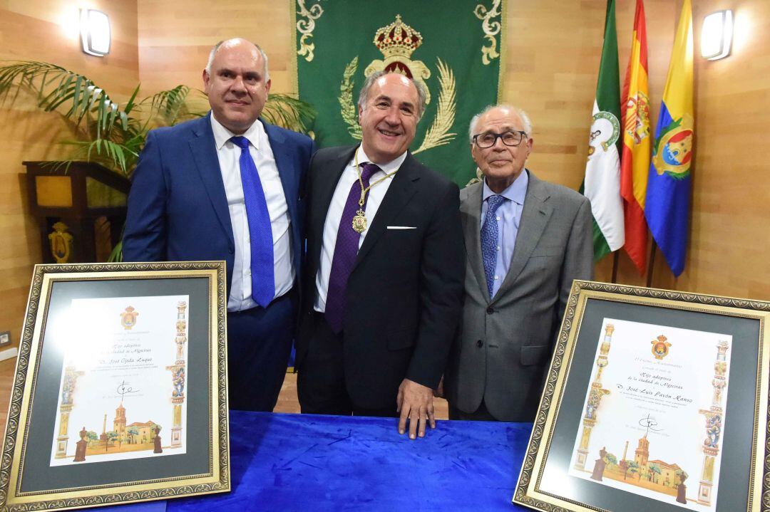 José María Ojeda, el alcalde José Ignacio Landaluce y José Luis Pavón ante los títulos de Hijos Adoptivos de la Ciudad de Algeciras.