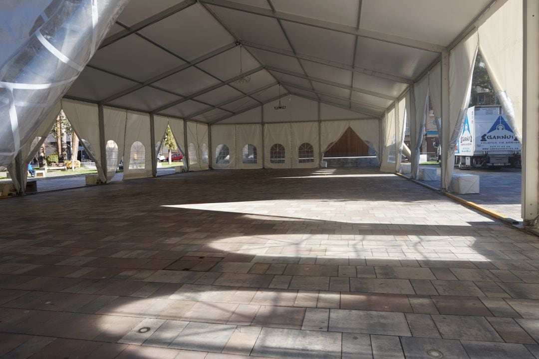 La carpa que cubrirá la pista de patinaje sobre hielo en la plaza Castelar